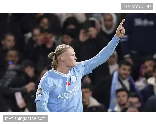 特写：谢菲尔德“社区杯”足球赛，哈兰德现身开幕式鼓励小球员